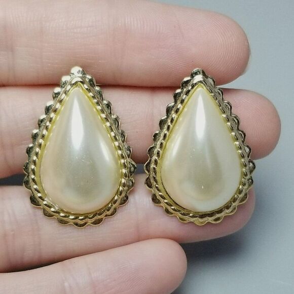 Vintage Gold Tone and Faux Pearl Drop Shape Clip On Earrings, Retro 80s Style - Picture 7 of 7